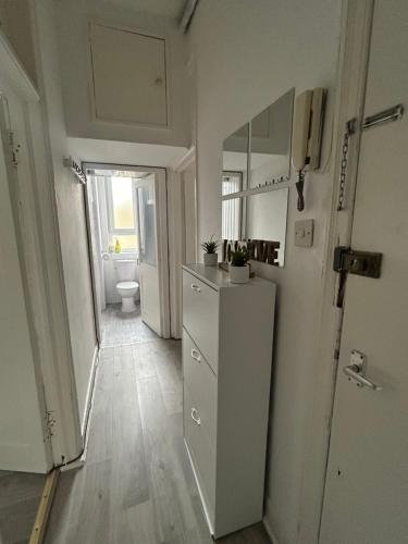 Bright bedroom with king side bed and share bathroom, Édimbourg (photo 9)