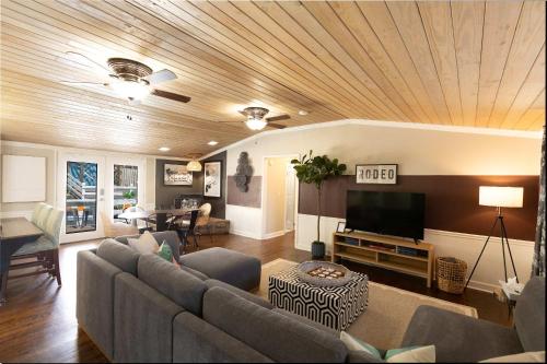 Belmont Family Fun w Hot Tub Pool Game Room King Suite Belmont Family Fun w Hot Tub Pool Game Room King Suite