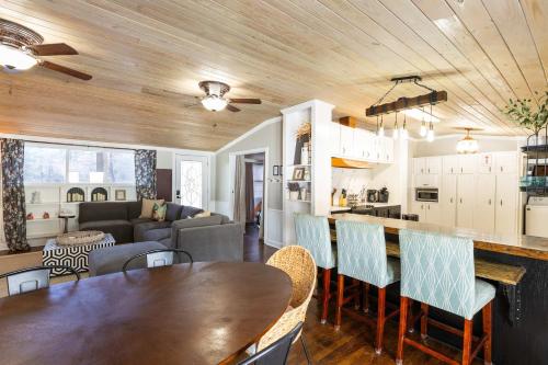 Belmont Family Fun w Hot Tub Pool Game Room King Suite Belmont Family Fun w Hot Tub Pool Game Room King Suite