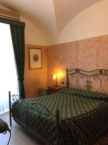 1 queen bed, 1 twin bed