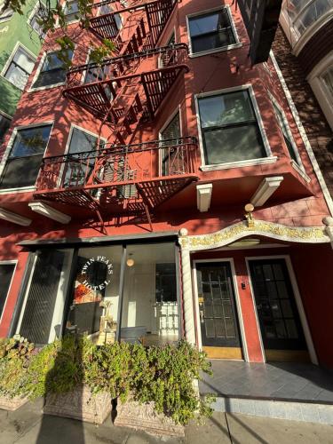 Exterior view, Twin Peaks Hotel near The Castro