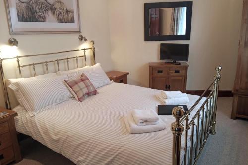 The Snug a cosy, quirky detached cottage with sea views in Innellan