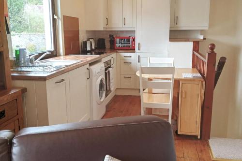 virtuve, The Snug a cosy, quirky detached cottage with sea views in Innellan