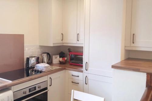 virtuve, The Snug a cosy, quirky detached cottage with sea views in Innellan
