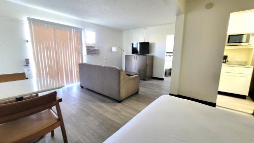 MC Pacific Inn & Suites Torrance – Torrance, CA