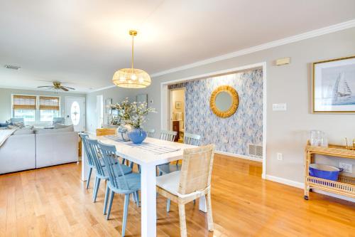 Walk to Brigantine Beach Home with BBQ and Yard in 雙桅船市 (NJ)