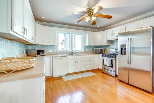 Walk to Brigantine Beach Home with BBQ and Yard in 雙桅船市 (NJ)