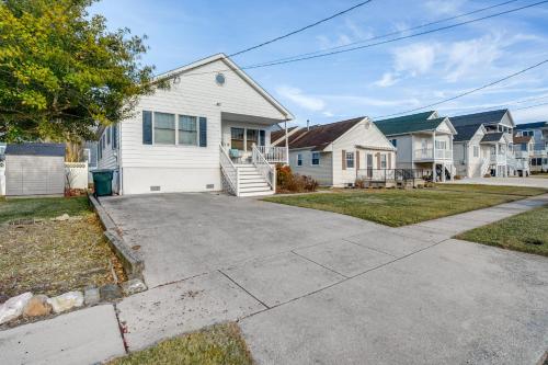 Walk to Brigantine Beach Home with BBQ and Yard in 雙桅船市 (NJ)