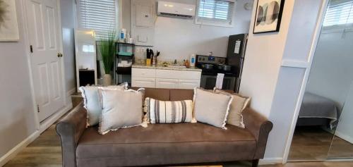 Tiny Home Near Downtown Lenoir City in 勒努瓦市