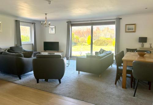 Lyn leven cottages in Ballachulish