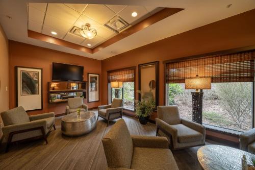 ห้องส่วนกลางสำหรับนั่งเล่น/ดูทีวี, Sunrise Ridge Waterfront Resort in ปาร์คสวิล (BC)