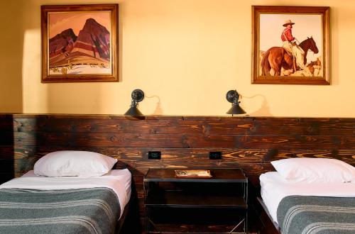 2 twin beds