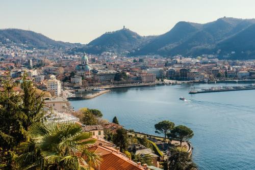 Eye on Lake Como Stunning View! 2