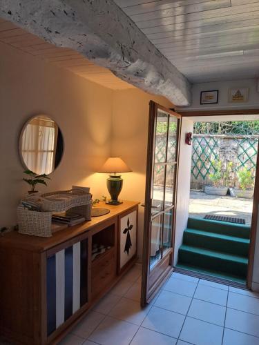 Penty La Houssaye in ปงติวี