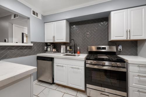 Stylish 2-Bedroom Apartment Near Toyota Center and Med Center near มีนิล คอลเลคชั่น