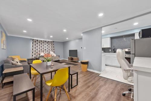 Stylish 2-Bedroom Apartment Near Toyota Center and Med Center near มีนิล คอลเลคชั่น