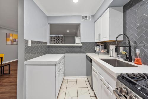 Stylish 2-Bedroom Apartment Near Toyota Center and Med Center near มีนิล คอลเลคชั่น