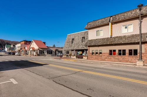 1 Block to Crystal Lake Downtown Beulah Apt! 1 Block to Crystal Lake Downtown Beulah Apt!
