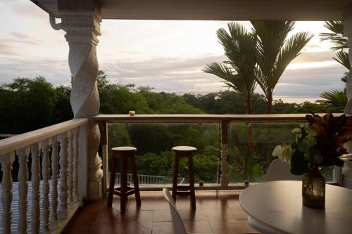 Puravidovo, ocean view, hill side in Pavones