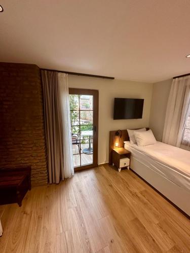Triple Room with Balcony image 3