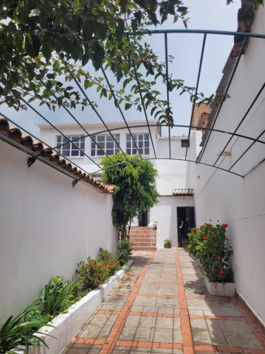 Bejárat, Holis near Juana Azurduy de Padilla nemzetközi repülőtér