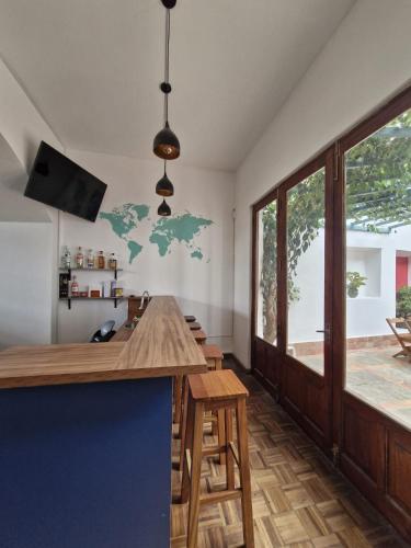 Pub/Lounge, Holis near Juana Azurduy de Padilla nemzetközi repülőtér