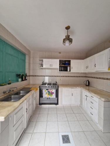 Konyha, Holis near Juana Azurduy de Padilla nemzetközi repülőtér