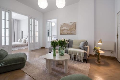 Calea 3BR Victoriei Stunner - Two Living Rooms - Balconies on the Avenue