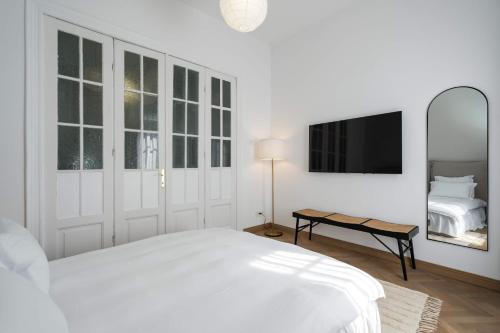 Calea 3BR Victoriei Stunner - Two Living Rooms - Balconies on the Avenue - image 3