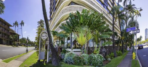 Hawaiian Monarch Penthouse 401 by Hawaii Ocean Club - image 2