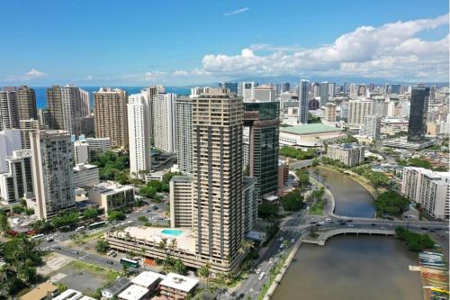 Hawaiian Monarch Penthouse 401 by Hawaii Ocean Club - image 9