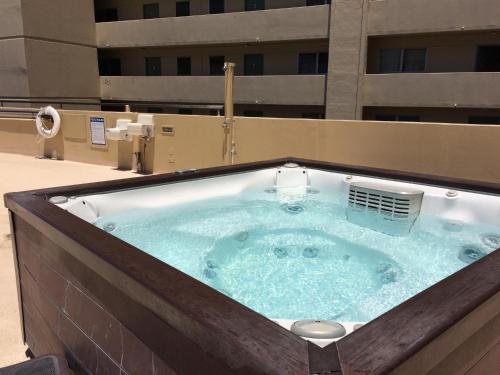 Hawaiian Monarch Penthouse 401 by Hawaii Ocean Club - image 11