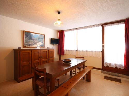 . Appartement F2 au pied des pistes avec balcon, parking et local à skis - FR-1-415-62