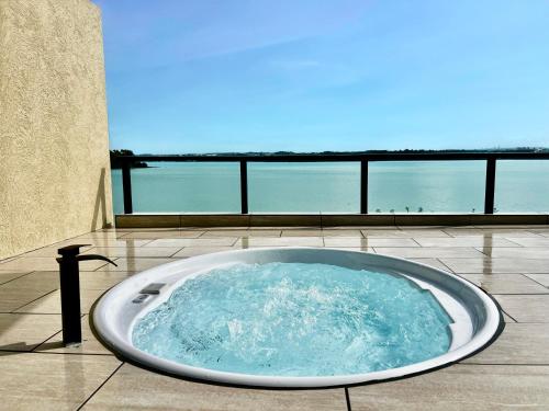Баня на открито, the 478 -pool & spa- Miyakojima Luxury Villa in Yonaha Beach