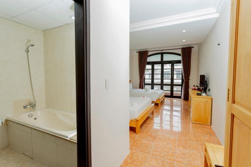 room detail thumbnail 2