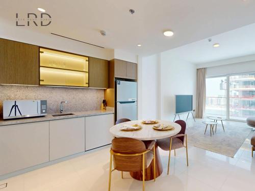 Waterfront 1 Bedroom Apartment - Private Beach - Emaar Beachfront, Dubaï (photo 2)