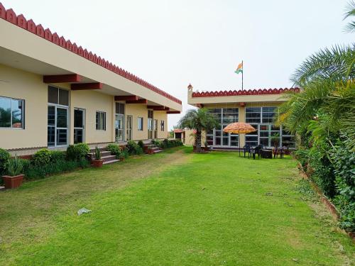 Hotel Yuvraj Nature  in สุรัชกุนท์