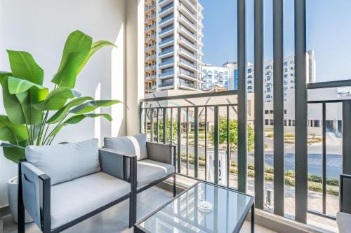 Near Dubai Miracle Garden Studio with Community Views Balcony, Legacy by Sunrise, Arjan-Dubailand by Deluxe Holiday Homes, Dubái (foto 6)
