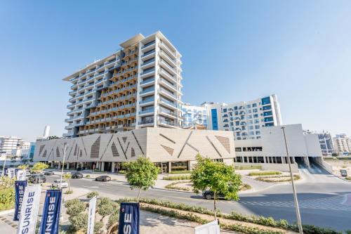 Near Dubai Miracle Garden Studio with Community Views Balcony, Legacy by Sunrise, Arjan-Dubailand by Deluxe Holiday Homes, Dubái (foto 7)