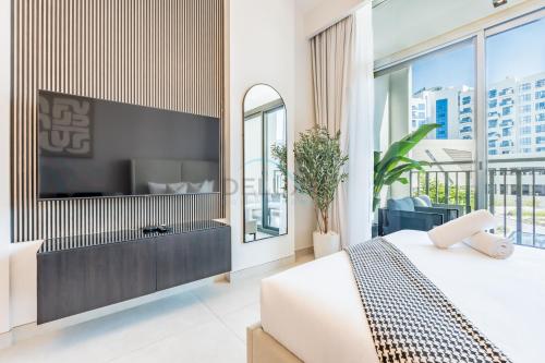 Near Dubai Miracle Garden Studio with Community Views Balcony, Legacy by Sunrise, Arjan-Dubailand by Deluxe Holiday Homes, Dubái (foto 2)