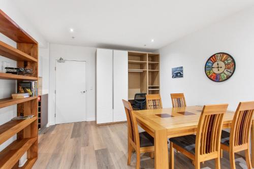 MadeComfy Spacious Canberra Living with Courtyard - image 5