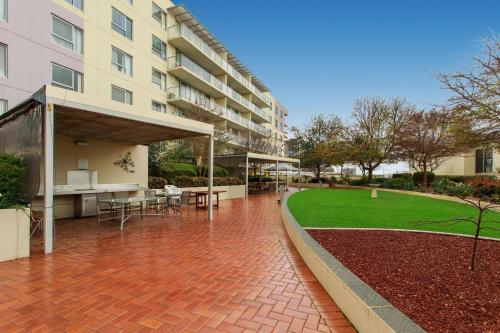 MadeComfy Spacious Canberra Living with Courtyard - image 3