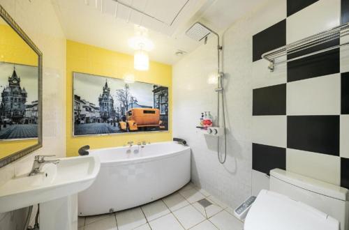 room detail thumbnail 2