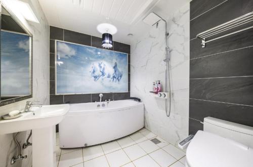 room detail thumbnail 2