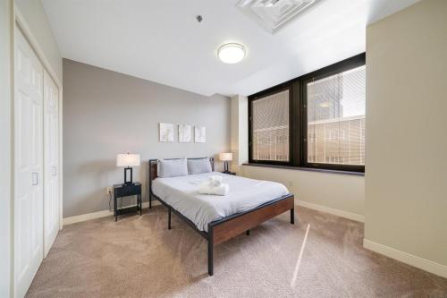 1B1B Modern Chic in DT Pittsburgh 24-7 Valet Gym Lounge Roku in Pittsburgh, USA