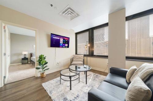 1B1B Modern Chic in DT Pittsburgh 24-7 Valet Gym Lounge Roku in Pittsburgh, USA