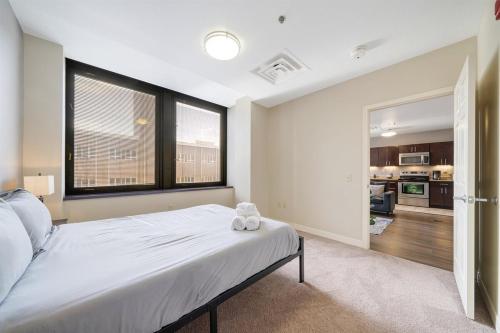 1B1B Modern Chic in DT Pittsburgh 24-7 Valet Gym Lounge Roku in Pittsburgh, USA