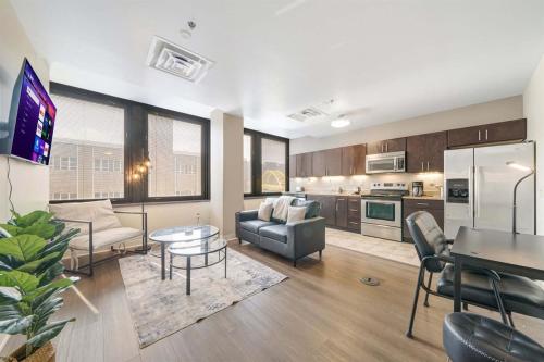 Modern Chic DOWNTOWN PITTSBURGH 6TH FLOOR VIEWS FAST WIFI 24-7 Gym Lounge Roku detail
