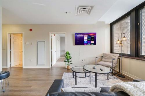 1B1B Modern Chic in DT Pittsburgh 24-7 Valet Gym Lounge Roku in Pittsburgh, USA