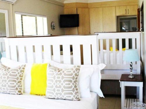 1 double bed, 2 twin beds
